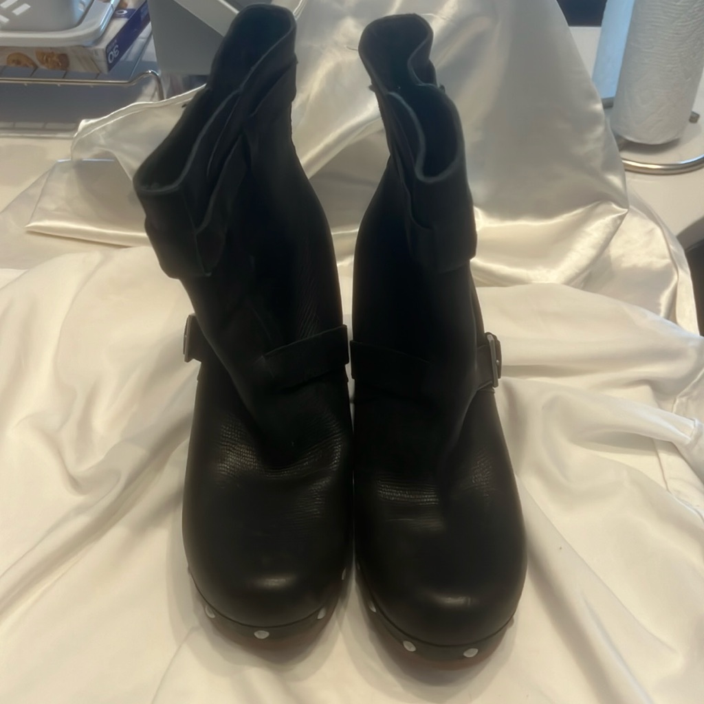 Black Leather Ugg Platform Bootie Size 9